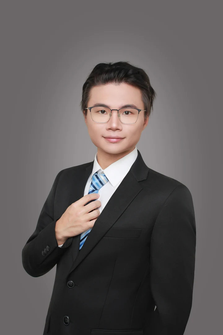 Shicheng Hu in a dark suit and glasses